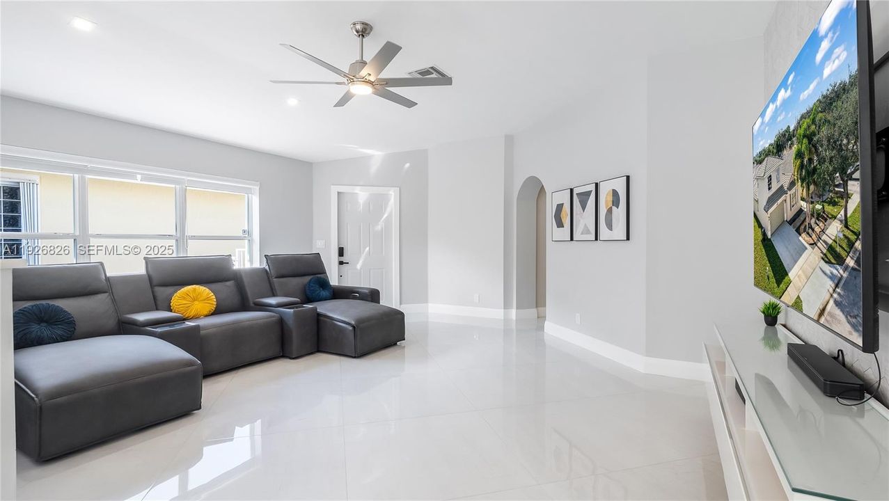 En Venta: $639,900 (3 camas, 2 baños, 2305 Pies cuadrados)