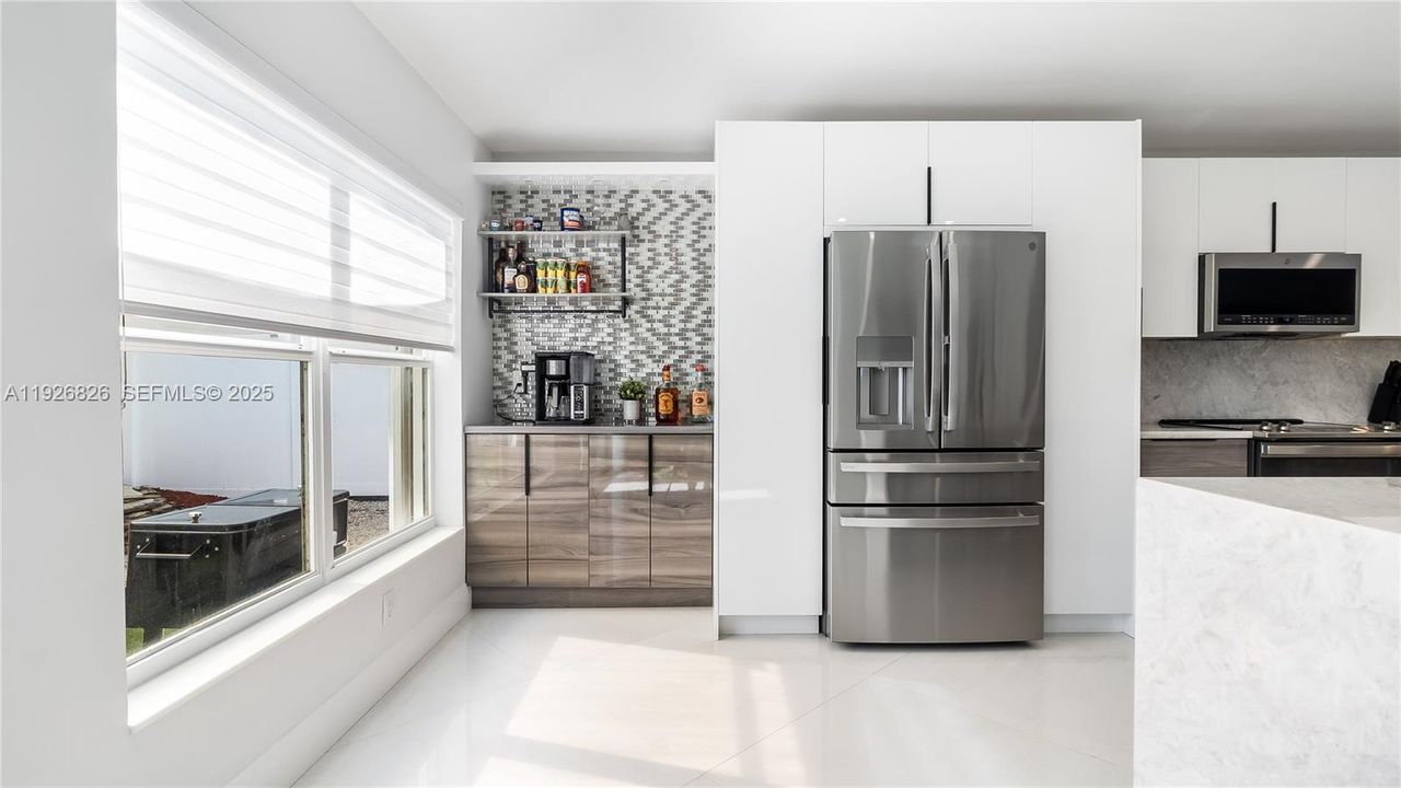 En Venta: $639,900 (3 camas, 2 baños, 2305 Pies cuadrados)