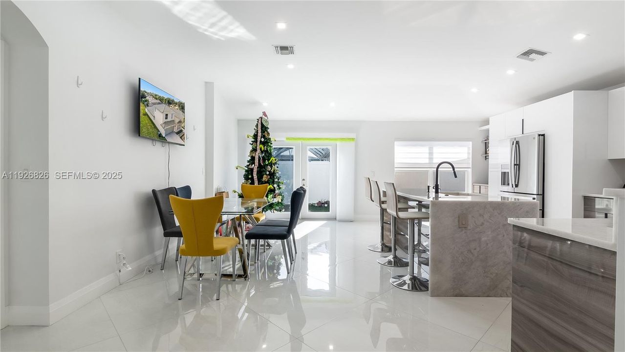 En Venta: $639,900 (3 camas, 2 baños, 2305 Pies cuadrados)