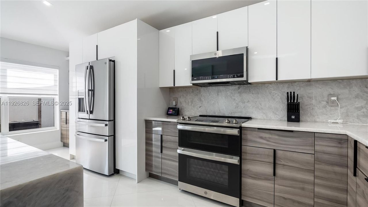 En Venta: $639,900 (3 camas, 2 baños, 2305 Pies cuadrados)