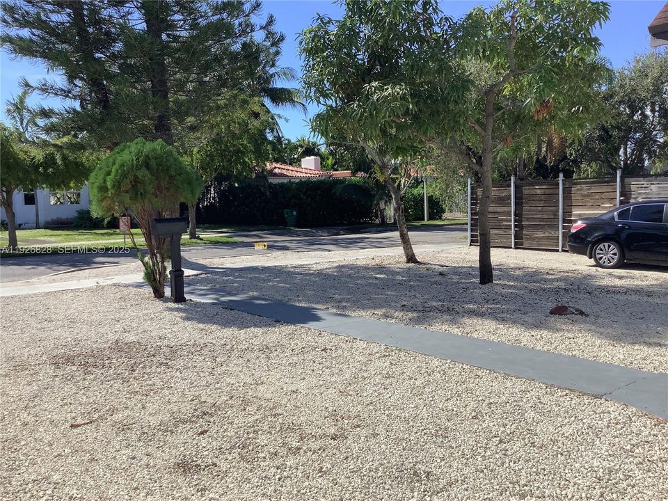 出租: $3,600 (2 贝兹, 2 浴室, 880 平方英尺)