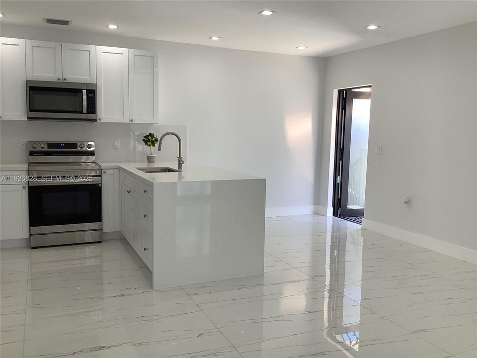 出租: $3,600 (2 贝兹, 2 浴室, 880 平方英尺)