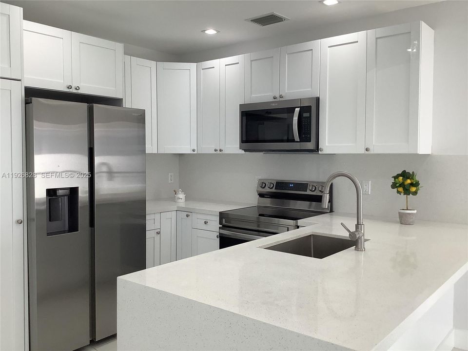 出租: $3,600 (2 贝兹, 2 浴室, 880 平方英尺)