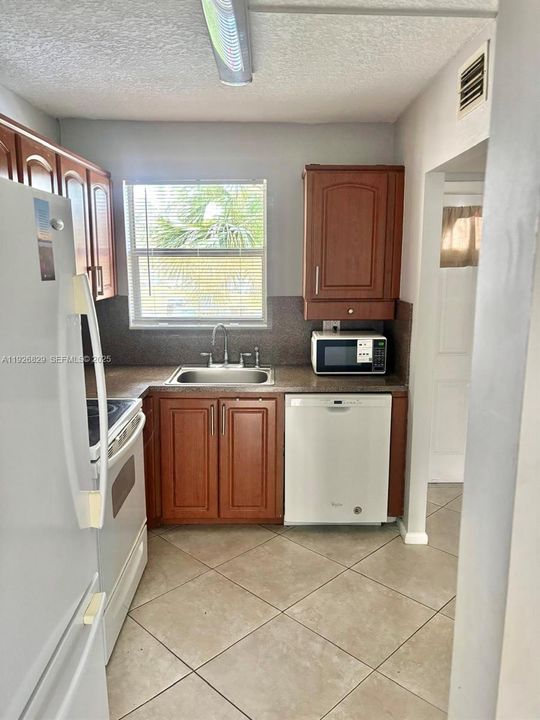 В аренду: $1,600 (2 спален, 2 ванн, 850 Квадратных фут)