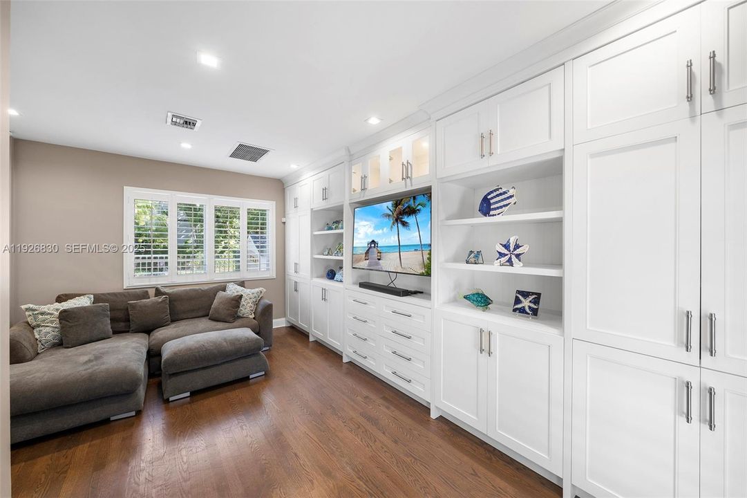 出租: $8,300 (3 贝兹, 2 浴室, 2057 平方英尺)