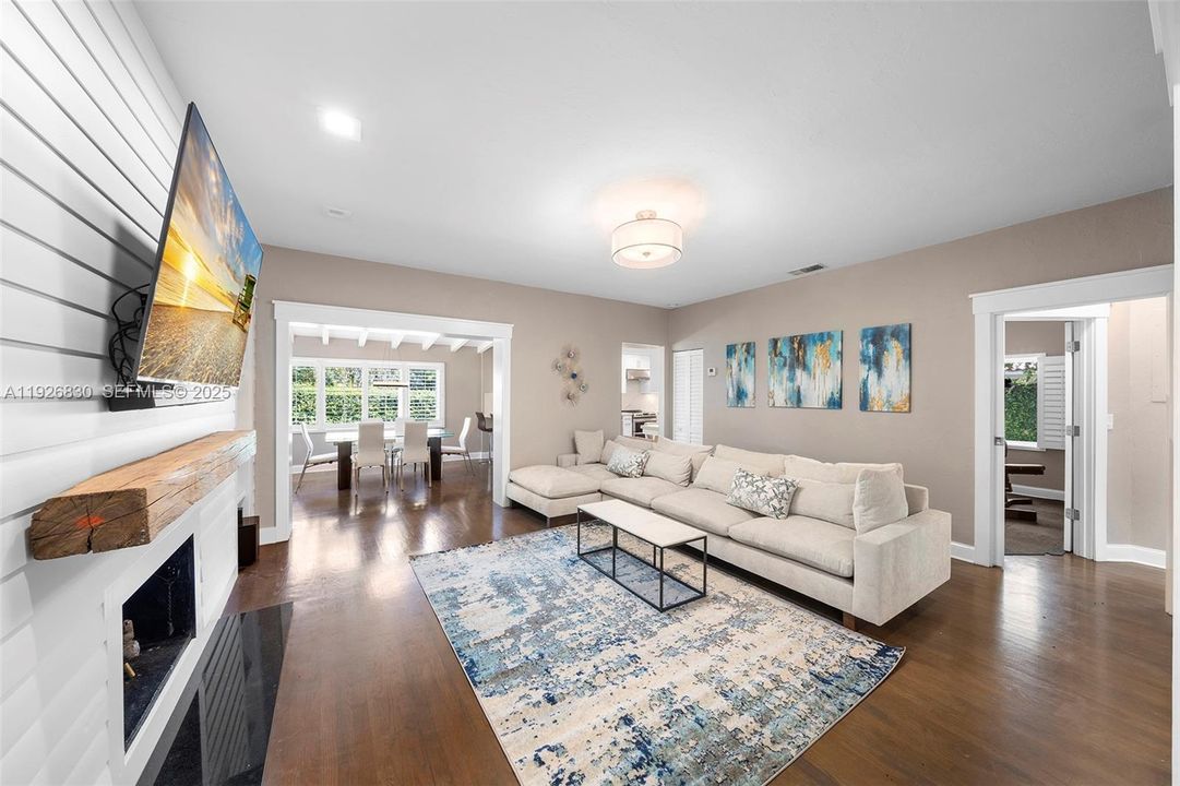 出租: $8,300 (3 贝兹, 2 浴室, 2057 平方英尺)