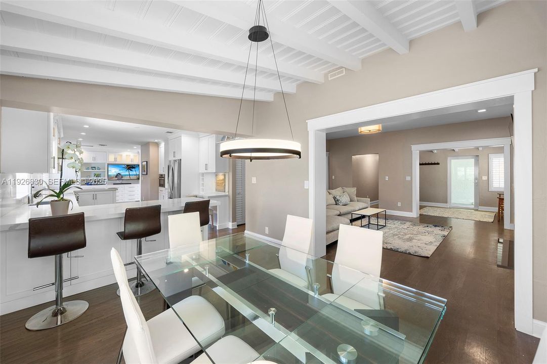 出租: $8,300 (3 贝兹, 2 浴室, 2057 平方英尺)