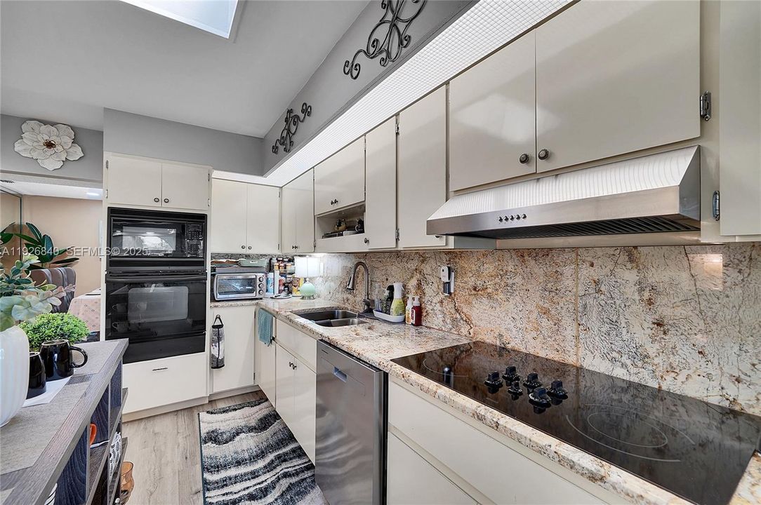 На продажу: $699,900 (3 спален, 2 ванн, 3332 Квадратных фут)