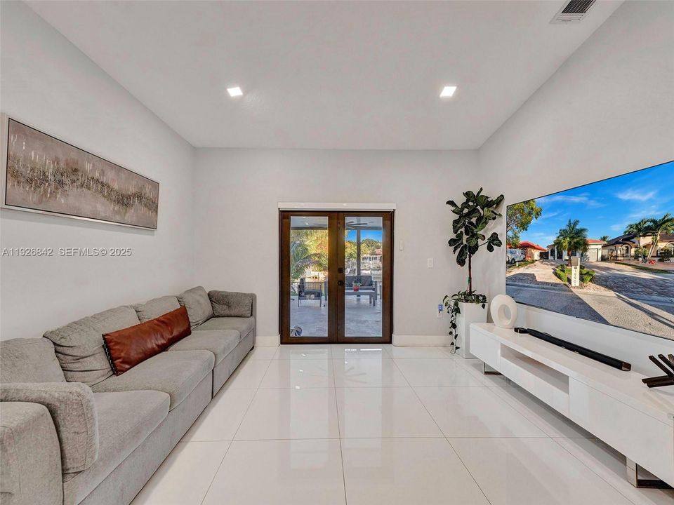 待售: $670,000 (3 贝兹, 2 浴室, 1402 平方英尺)