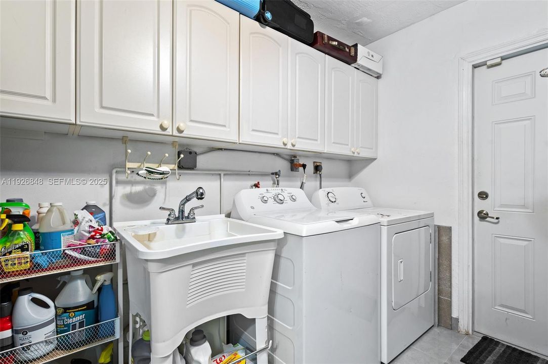 待售: $360,000 (2 贝兹, 2 浴室, 1226 平方英尺)