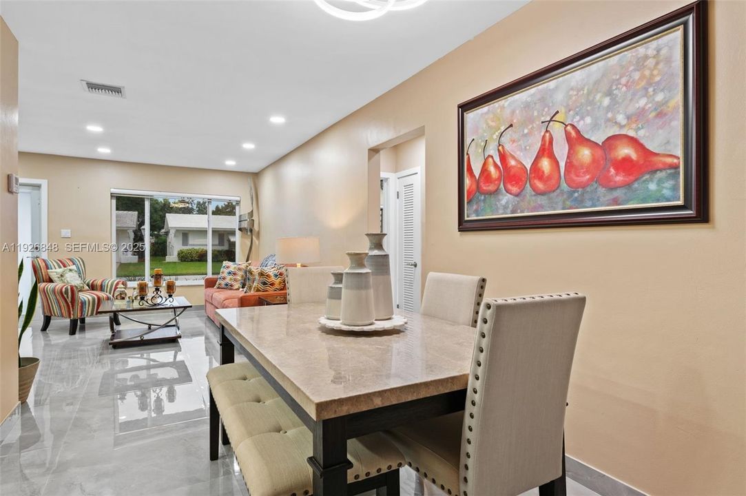 待售: $360,000 (2 贝兹, 2 浴室, 1226 平方英尺)