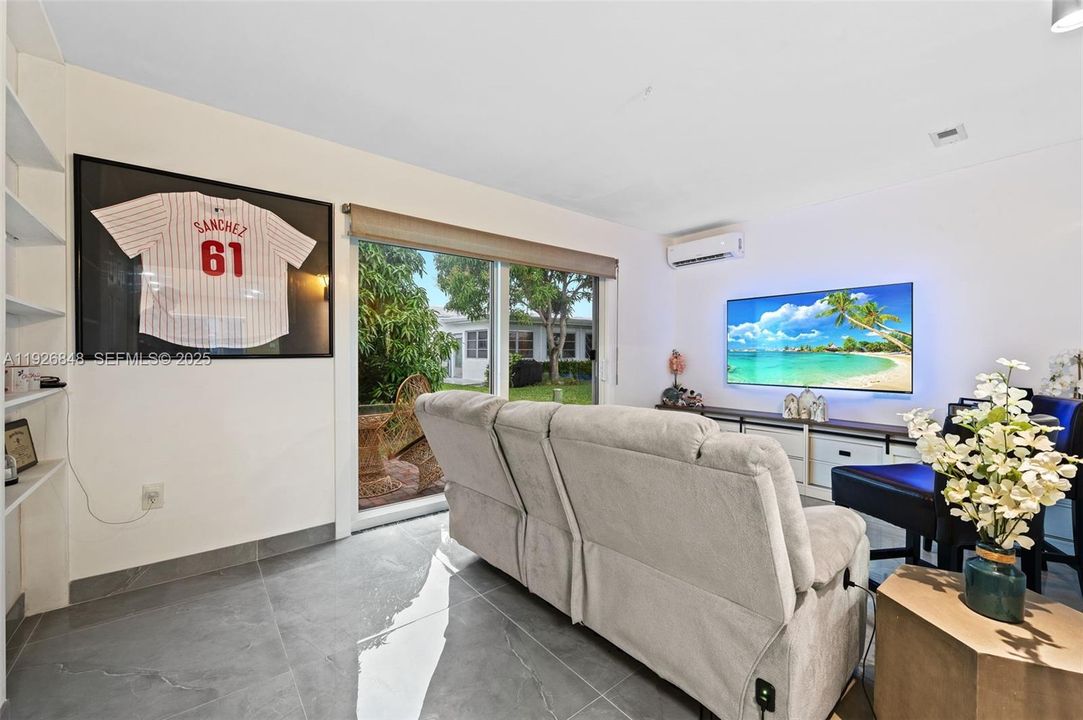 待售: $360,000 (2 贝兹, 2 浴室, 1226 平方英尺)