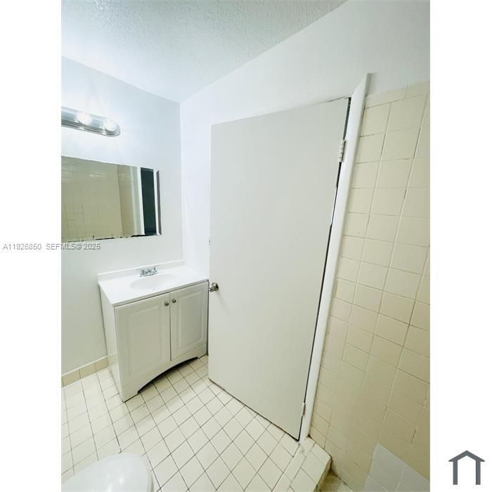 For Rent: $2,400 (3 beds, 2 baths, 1140 Square Feet)