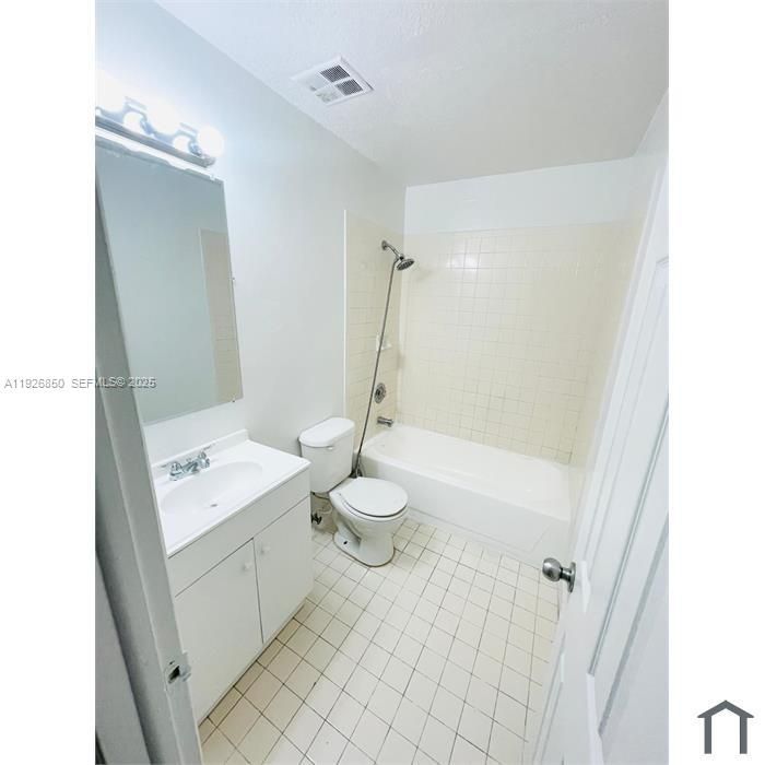 For Rent: $2,400 (3 beds, 2 baths, 1140 Square Feet)