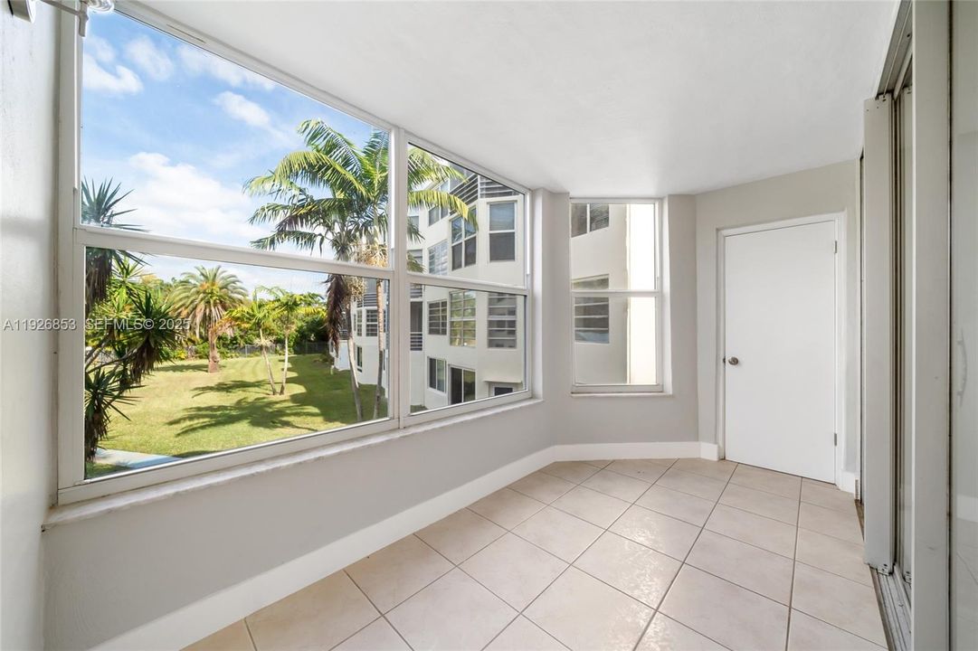 出租: $1,750 (1 贝兹, 1 浴室, 898 平方英尺)