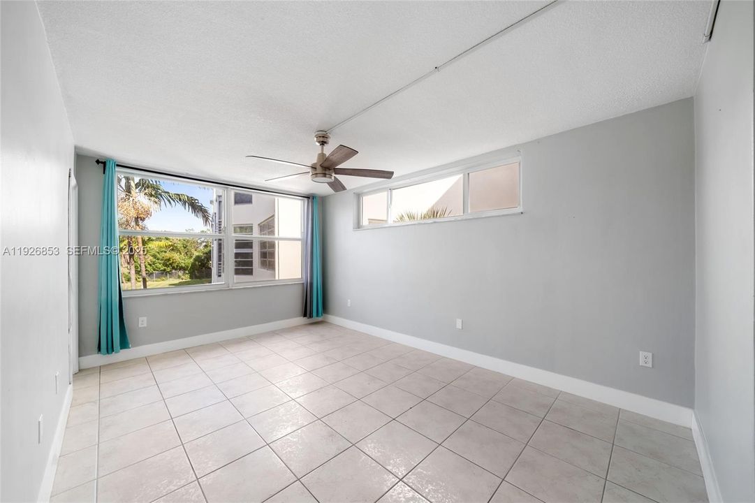 出租: $1,750 (1 贝兹, 1 浴室, 898 平方英尺)