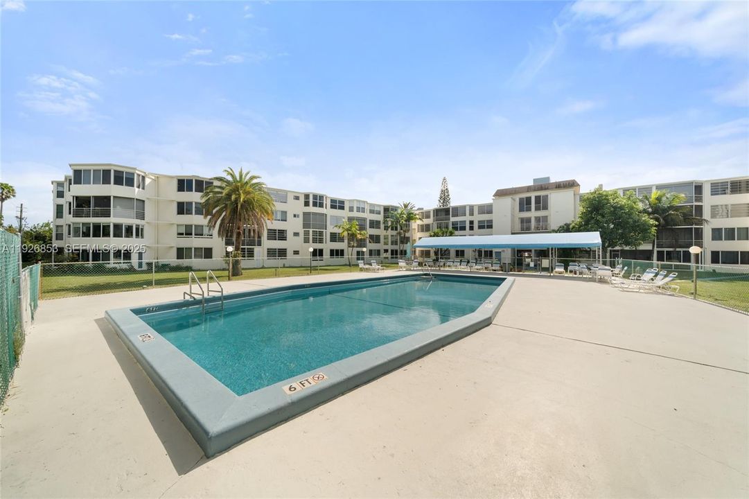 出租: $1,750 (1 贝兹, 1 浴室, 898 平方英尺)