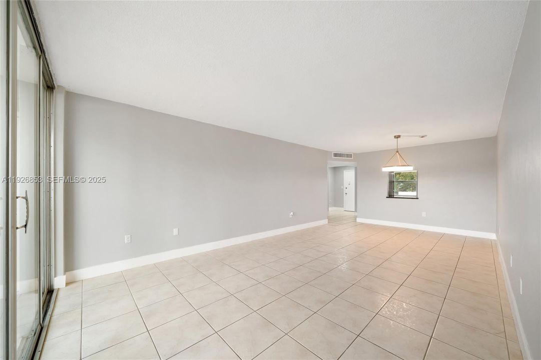 出租: $1,750 (1 贝兹, 1 浴室, 898 平方英尺)