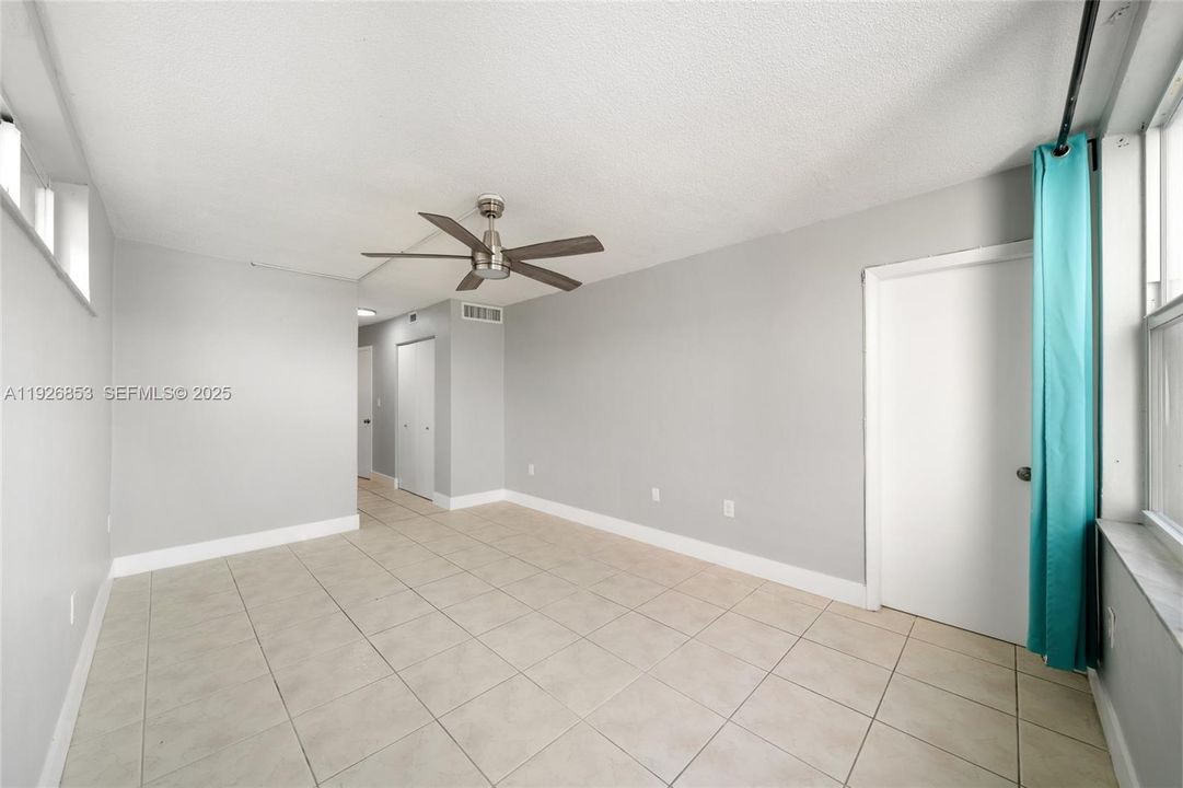 出租: $1,750 (1 贝兹, 1 浴室, 898 平方英尺)