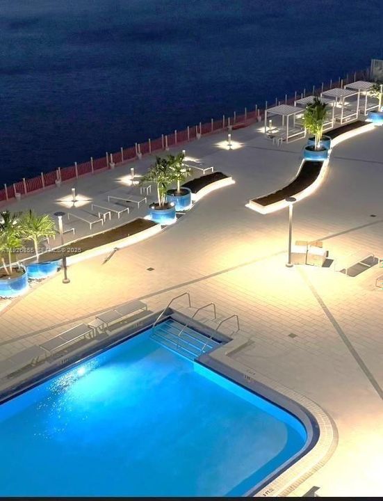 For Sale: $469,900 (1 beds, 1 baths, 852 Square Feet)