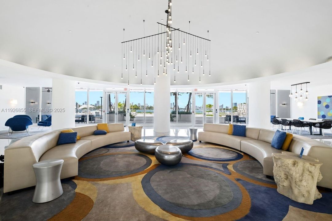 For Sale: $469,900 (1 beds, 1 baths, 852 Square Feet)