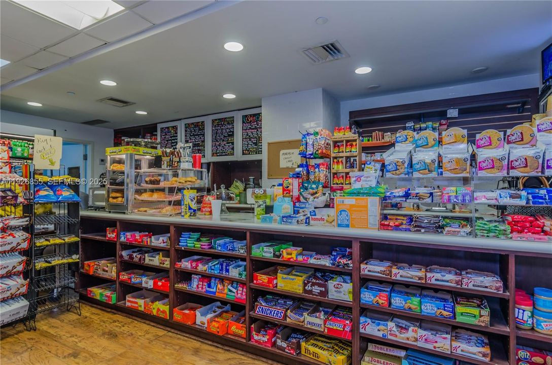 For Sale: $469,900 (1 beds, 1 baths, 852 Square Feet)