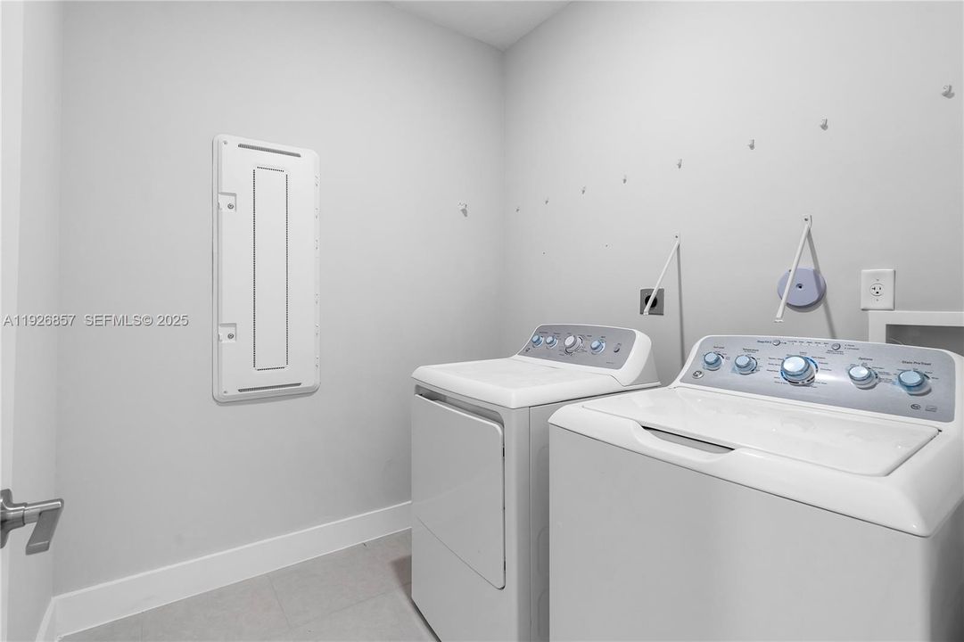 For Sale: $1,320,000 (5 beds, 4 baths, 3633 Square Feet)