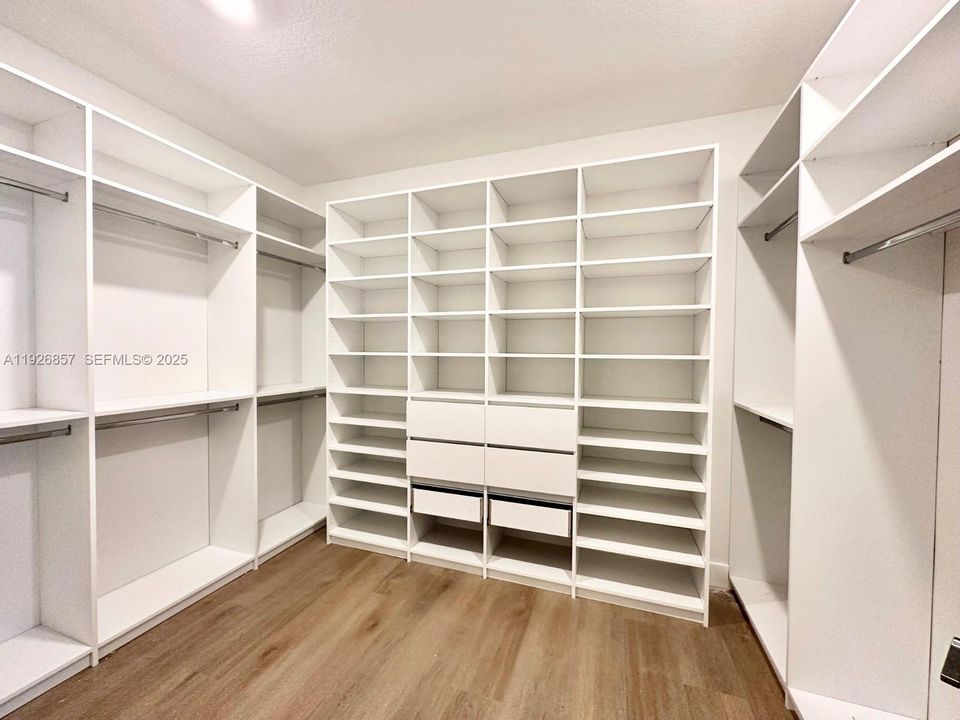 For Sale: $1,320,000 (5 beds, 4 baths, 3633 Square Feet)