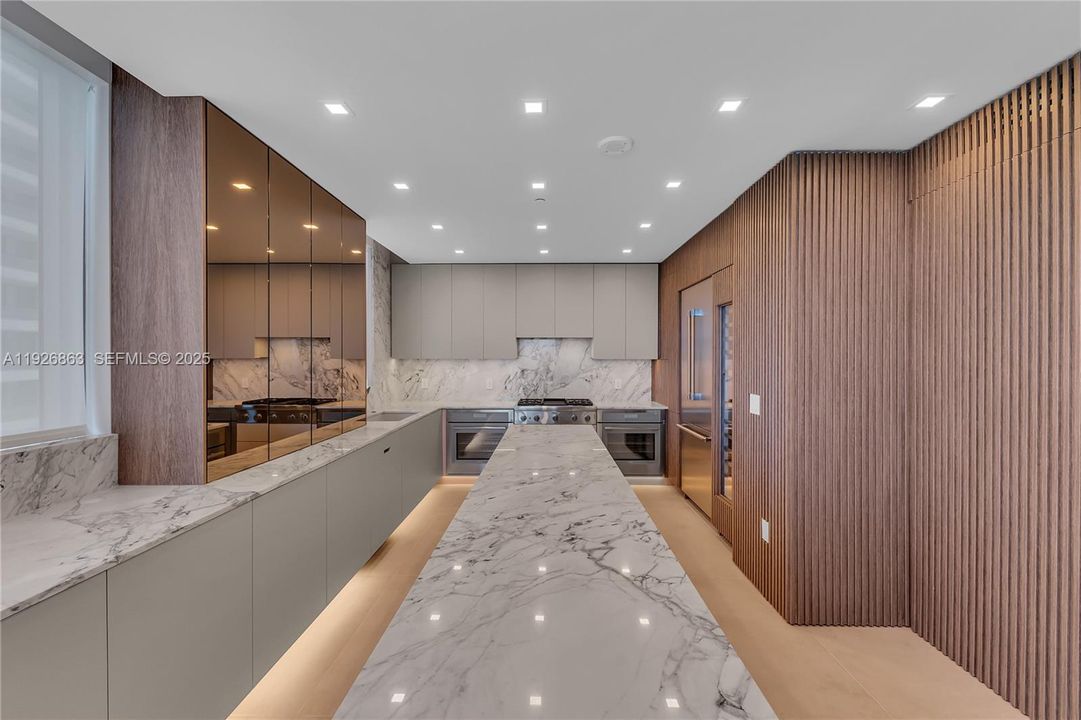 На продажу: $2,500,000 (2 спален, 2 ванн, 2260 Квадратных фут)