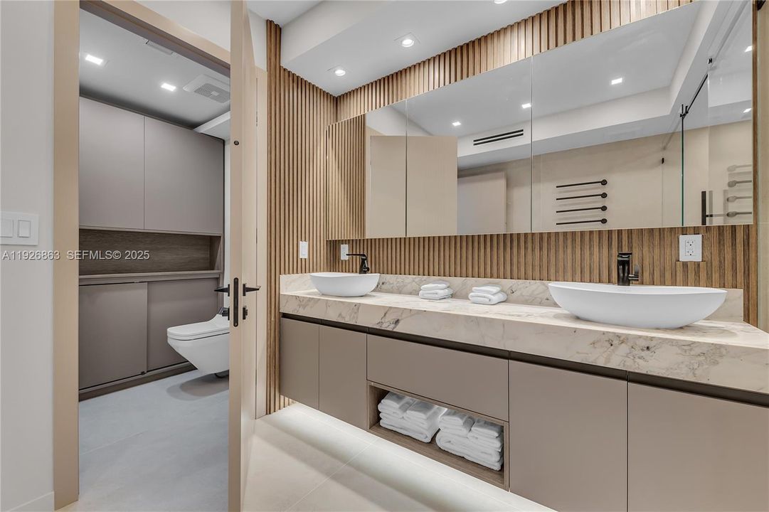 MASTER BATHROOM WITH SEPARATE TOILET ROOM