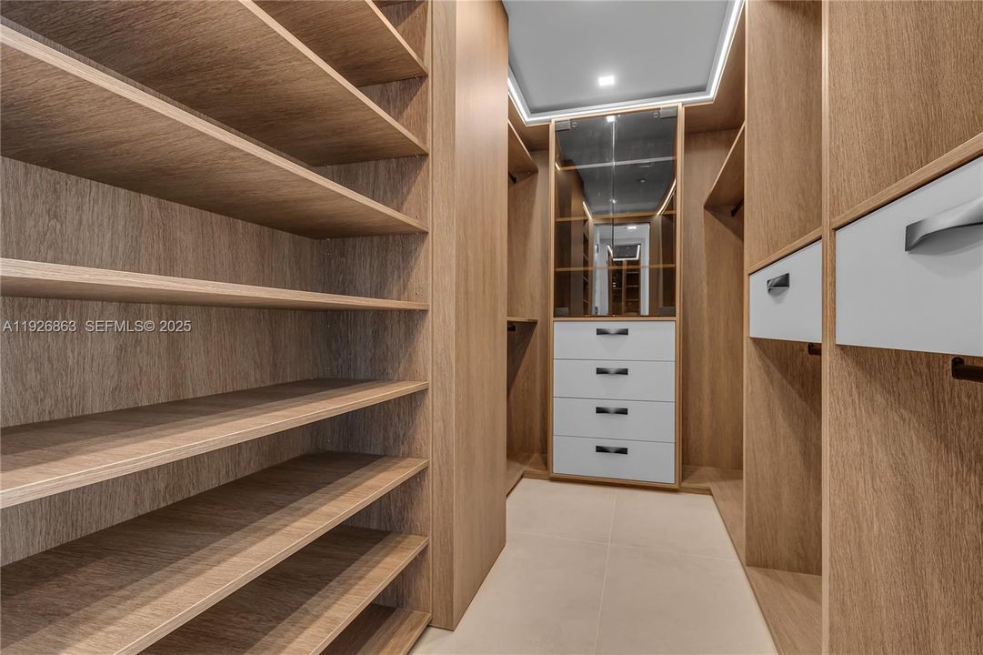 MASTER BEDROOM EUROPEAN CLOSET