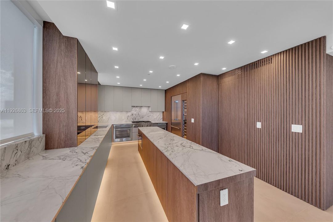 На продажу: $2,500,000 (2 спален, 2 ванн, 2260 Квадратных фут)