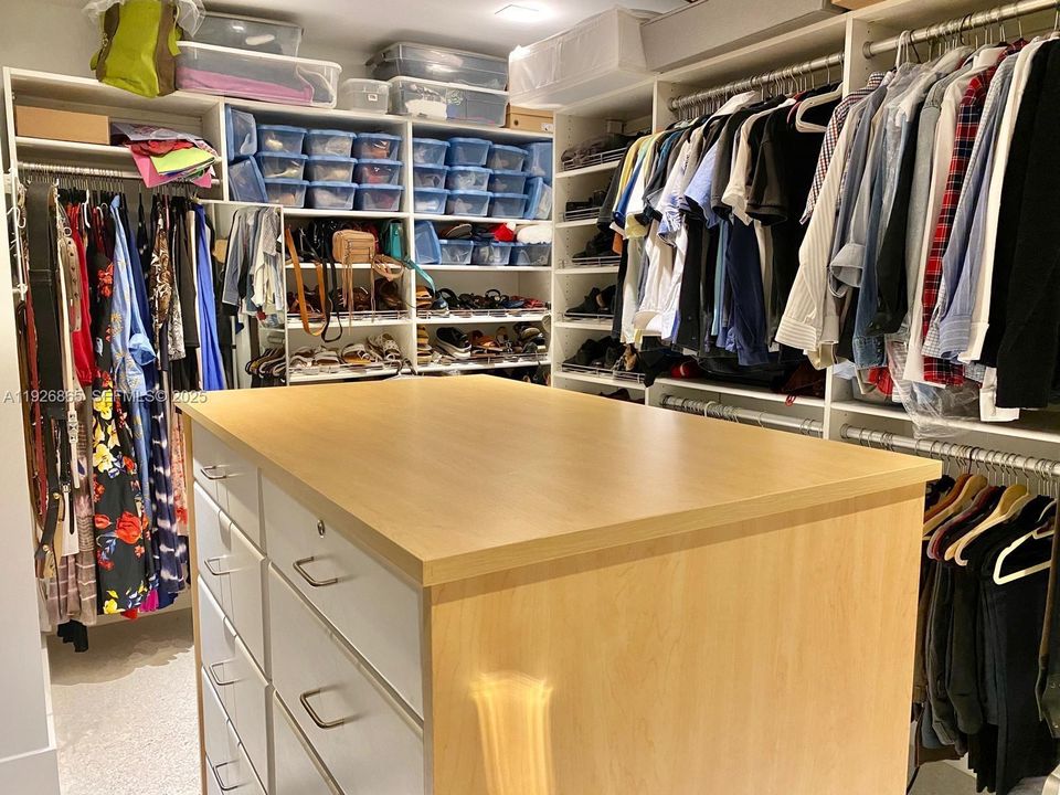 В аренду: $11,900 (4 спален, 3 ванн, 2284 Квадратных фут)