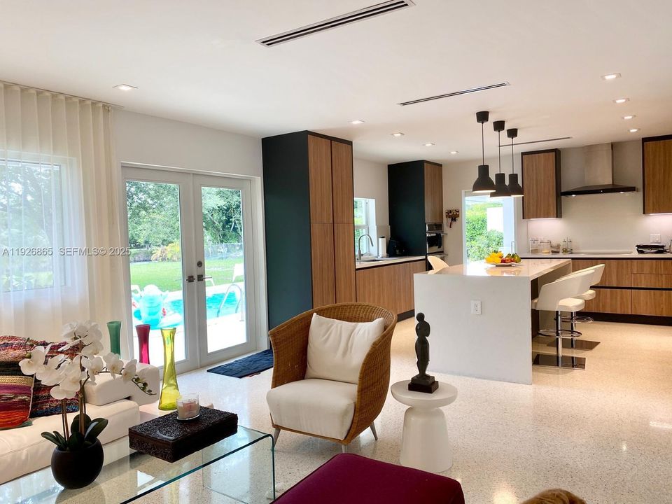 В аренду: $11,900 (4 спален, 3 ванн, 2284 Квадратных фут)