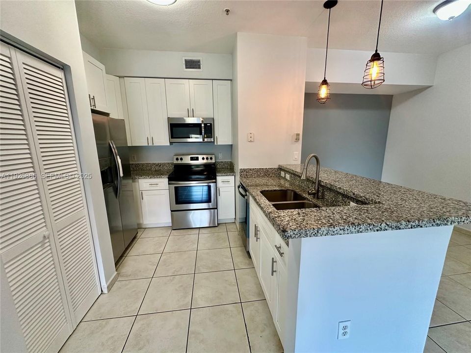 В аренду: $2,350 (2 спален, 2 ванн, 910 Квадратных фут)