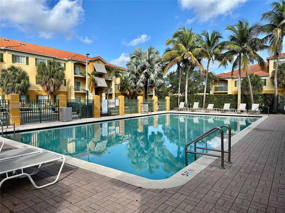 В аренду: $2,350 (2 спален, 2 ванн, 910 Квадратных фут)