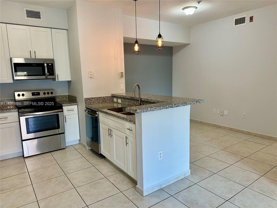 В аренду: $2,350 (2 спален, 2 ванн, 910 Квадратных фут)