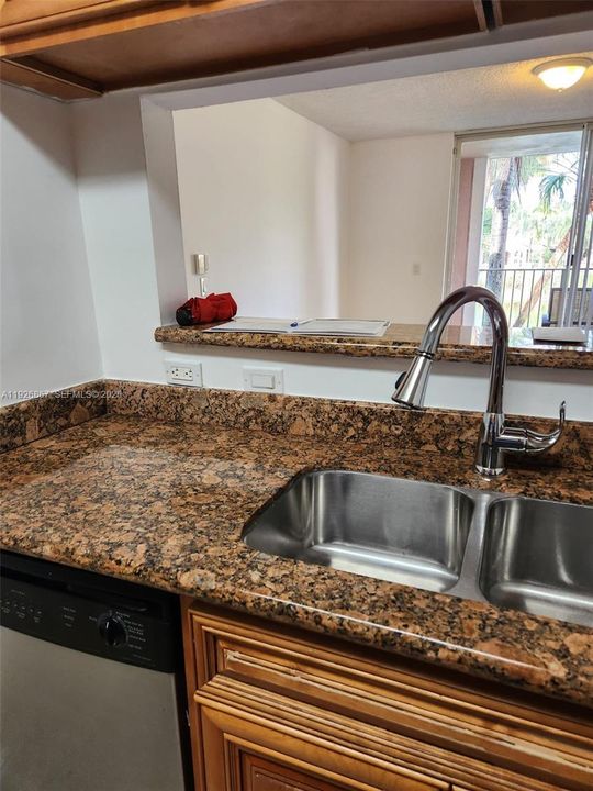 В аренду: $2,200 (2 спален, 1 ванн, 817 Квадратных фут)