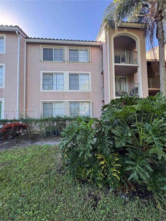 В аренду: $2,200 (2 спален, 1 ванн, 817 Квадратных фут)