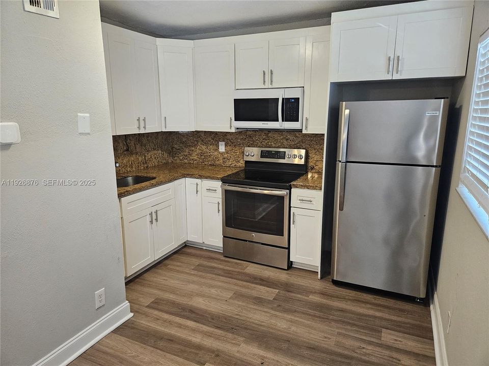 For Rent: $1,700 (2 beds, 1 baths, 721 Square Feet)