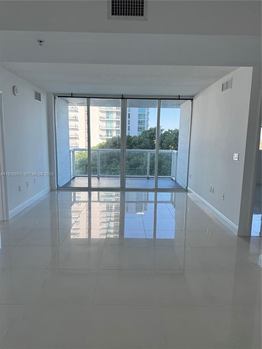 出租: $3,100 (2 贝兹, 2 浴室, 967 平方英尺)