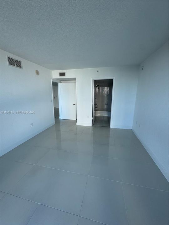 出租: $3,100 (2 贝兹, 2 浴室, 967 平方英尺)