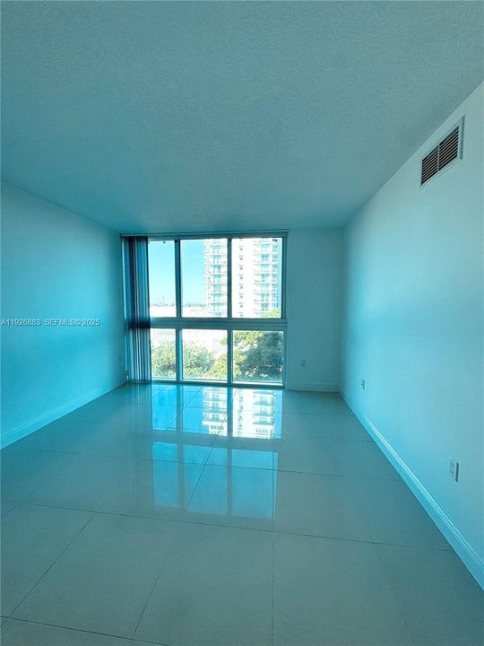 出租: $3,100 (2 贝兹, 2 浴室, 967 平方英尺)