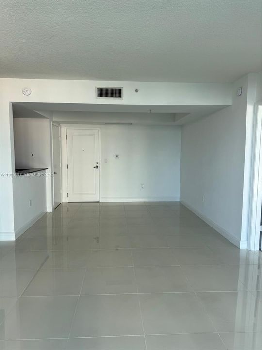 出租: $3,100 (2 贝兹, 2 浴室, 967 平方英尺)