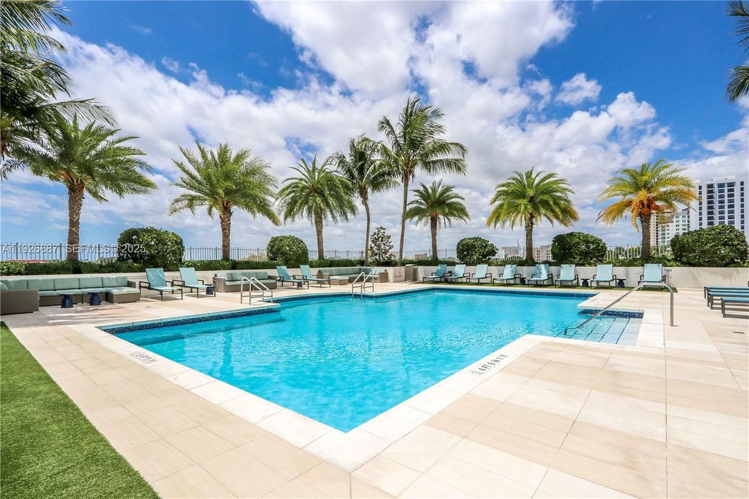 For Rent: $2,550 (1 beds, 1 baths, 824 Square Feet)