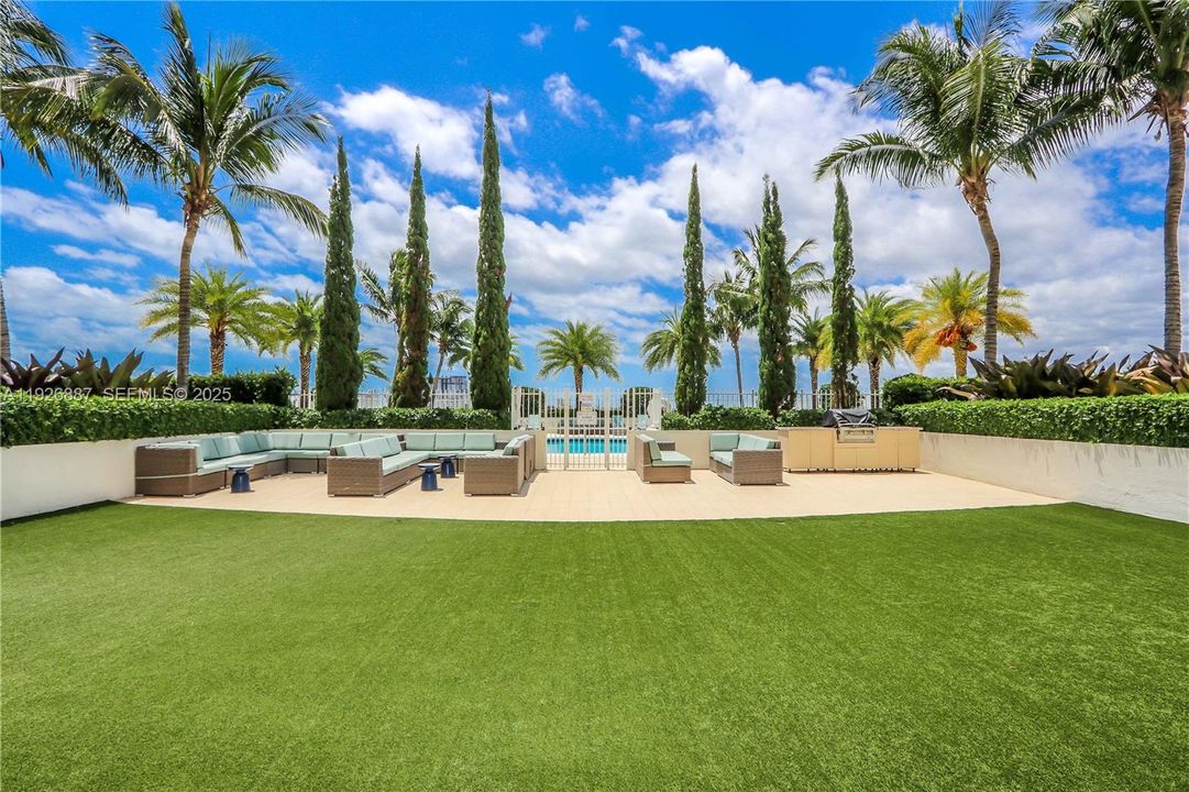 For Rent: $2,550 (1 beds, 1 baths, 824 Square Feet)