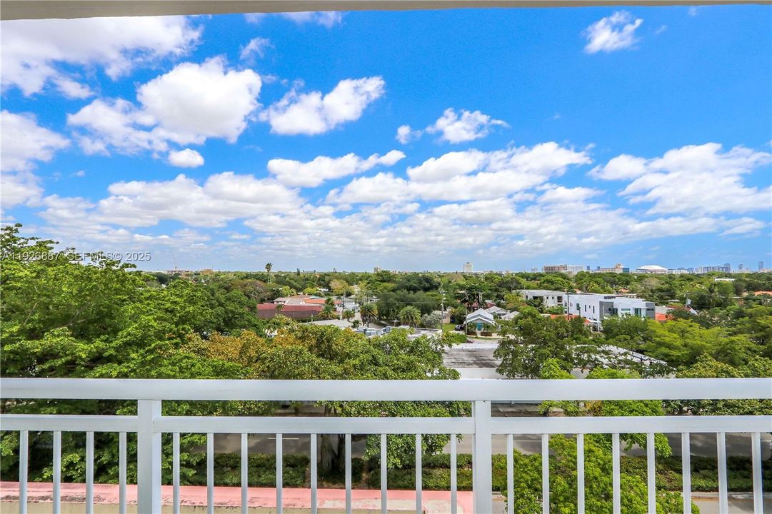 For Rent: $2,550 (1 beds, 1 baths, 824 Square Feet)