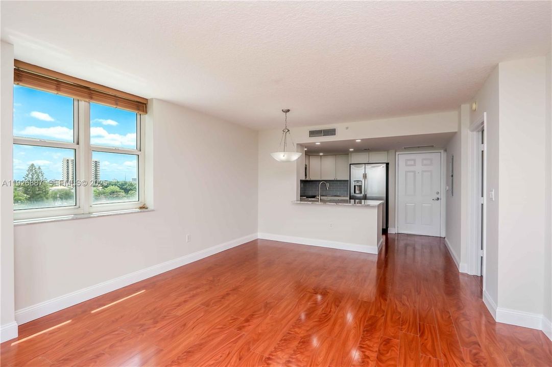 For Rent: $2,550 (1 beds, 1 baths, 824 Square Feet)