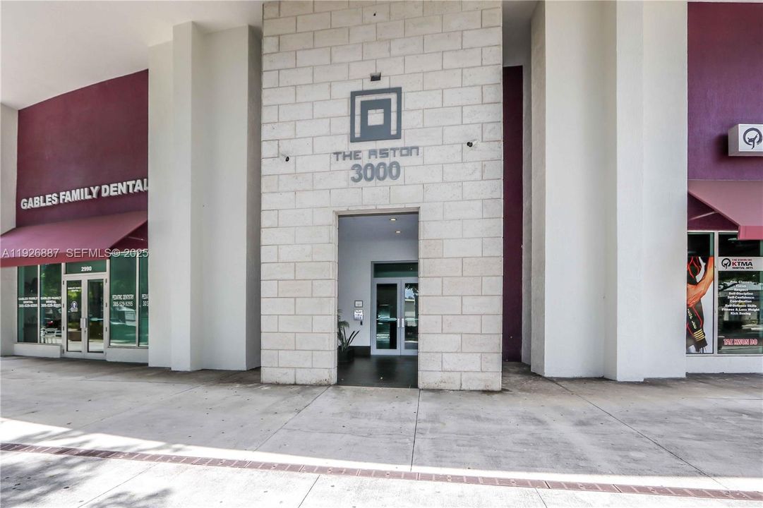 For Rent: $2,550 (1 beds, 1 baths, 824 Square Feet)