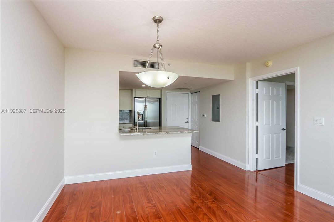For Rent: $2,550 (1 beds, 1 baths, 824 Square Feet)